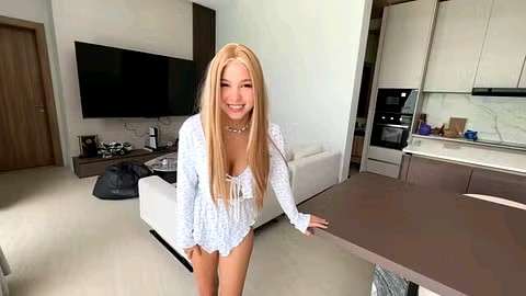 身材矮小的亚洲女孩，有一个小阴道，像在蹦床上一样跳在老二上#亚裔#白虎#射精#骚逼#挑逗#母狗#性交