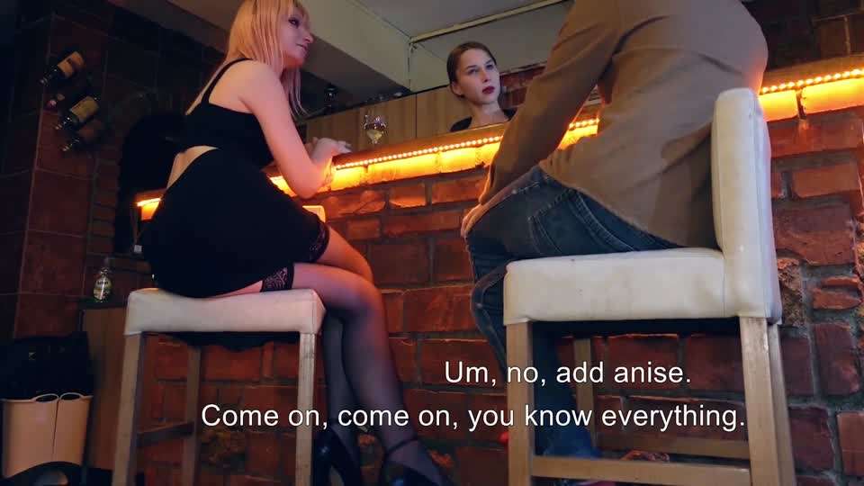 人气TS变性美女 NickaTeen 一边和漂亮的美女酒保调情亲嘴 一边被直男疯狂后入 最后还被直男#露出